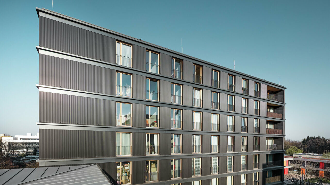 Prise de vue du bâtiment multifonctionnel recouvert de PREFA à Fribourg en Allemagne.