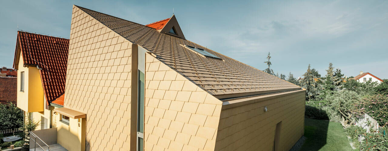 Einfamilienhaus in Prag mit PREFA Schindeln in der Farbe Sandbraun für Dach und Fassade