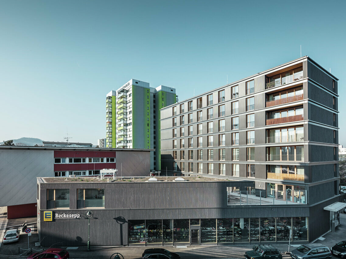 Le profil triangle PREFA en gris noir entoure le bâtiment multifonctionnel de Fribourg, en Allemagne.