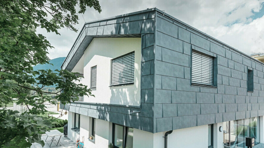Eerste verdieping van een moderne woning bekleed met PREFA aluminium gevelpanelen FX.12 in de kleur steengrijs.