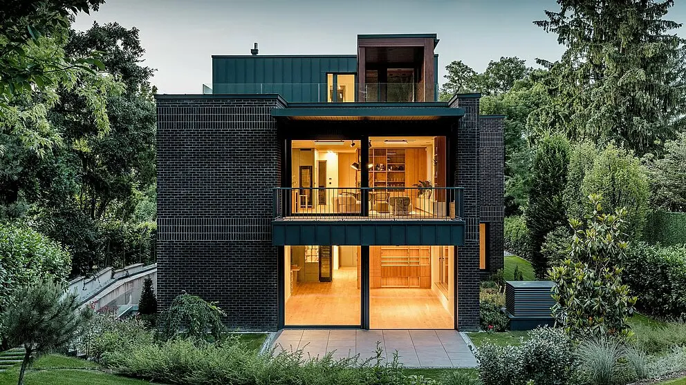 Villa moderne à Budapest dotée d'une façade en aluminium PREFA PREFALZ associée à de la brique recuite, illustrant parfaitement l'architecture d'exception proposée par PREFARENZEN.
