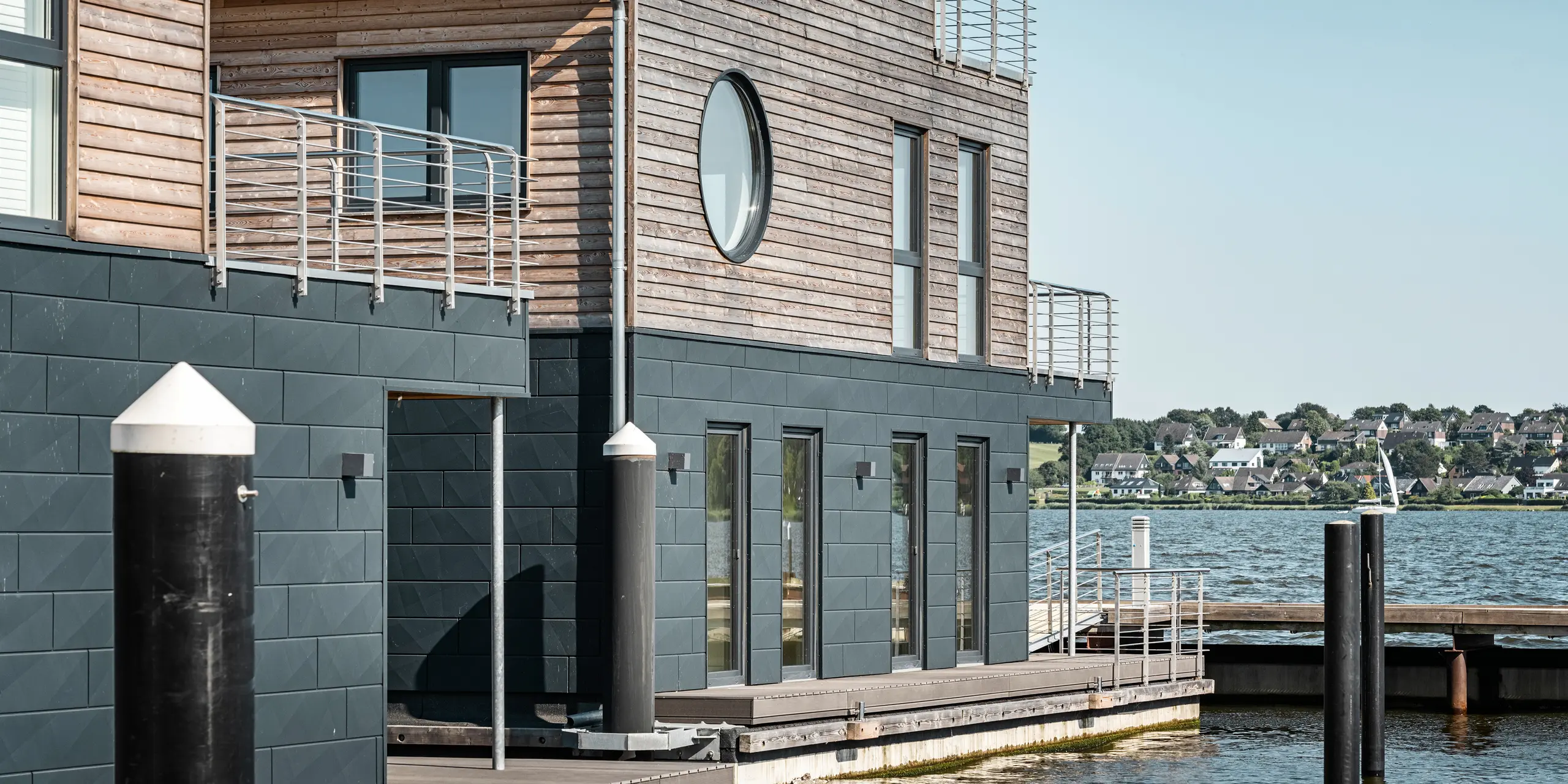 La façade en aluminium Siding.X PREFA entoure onze maisons flottantes dans le port pionnier du Schleswig.