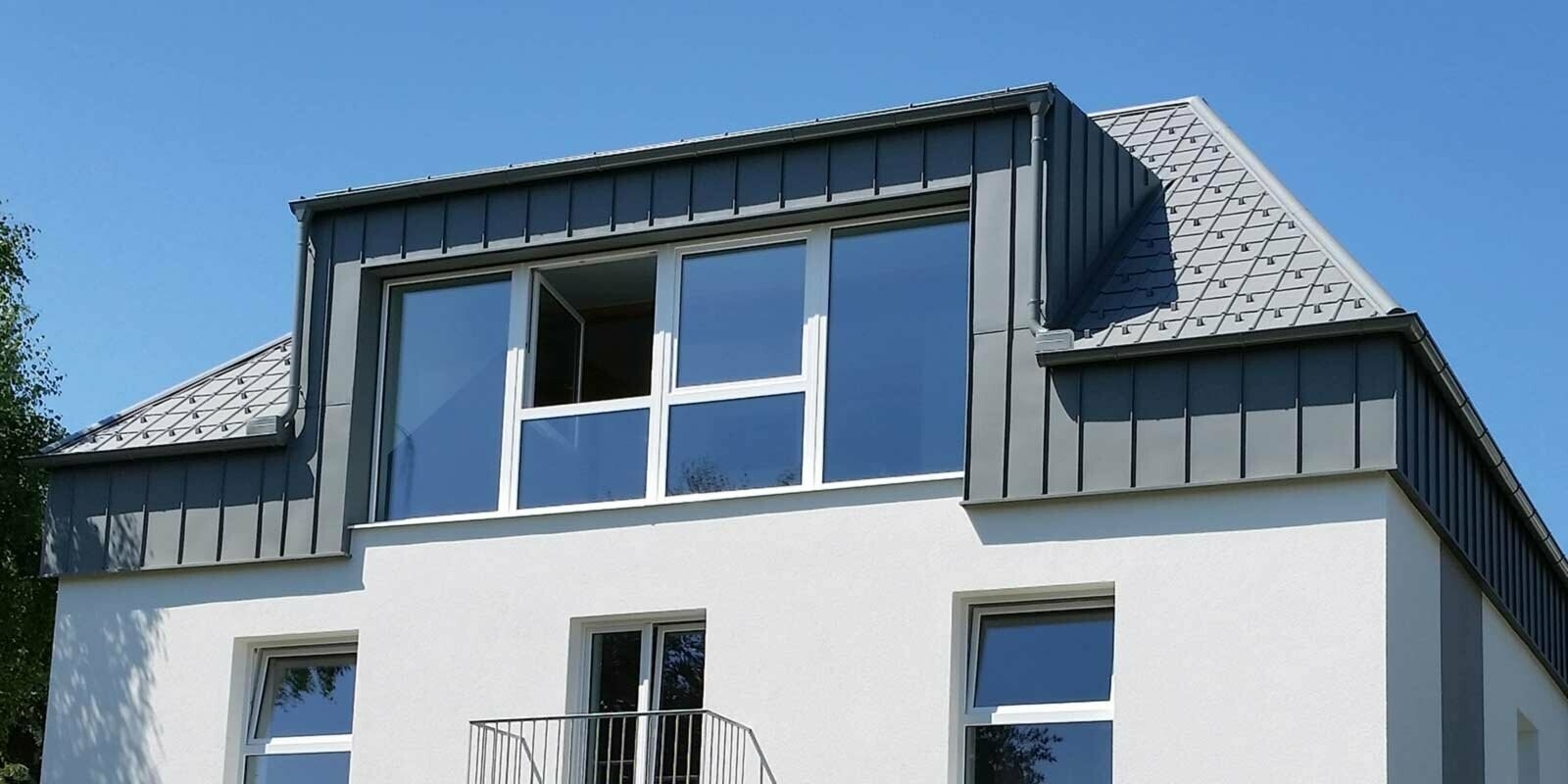 Maison après la rénovation de toiture à l’aide de Prefalz et de tuiles PREFA, en Autriche