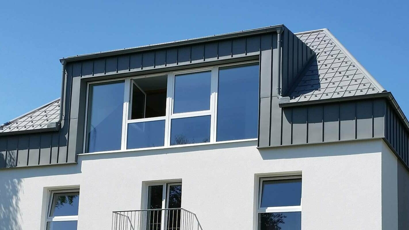 Huis na de dakrenovatie met Prefalz en de PREFA dakplaat in Oostenrijk