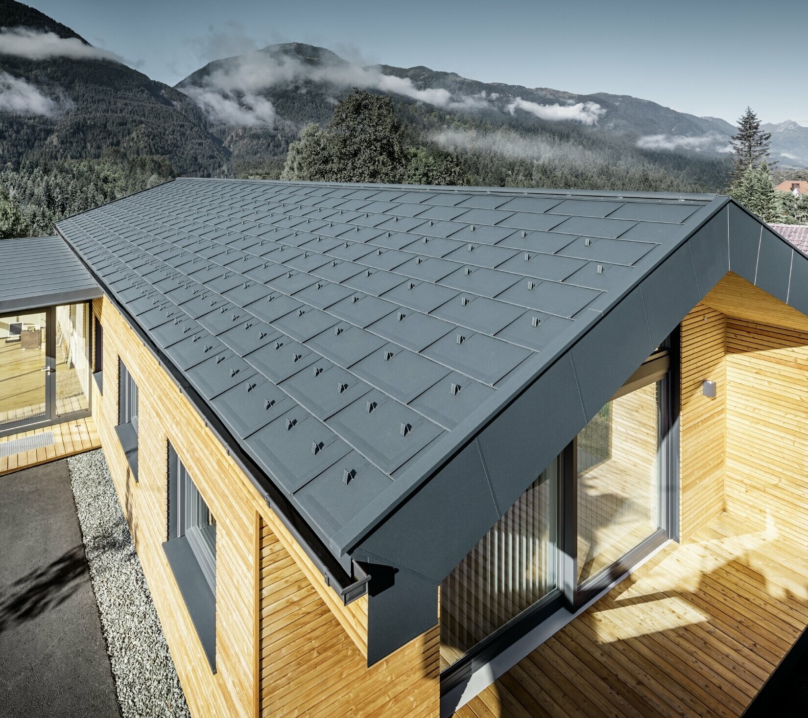 Nieuw kantoorgebouw van Holzbau Faltheiner met gevel van larikshout, royale raampartijen en een PREFA dak in antraciet.