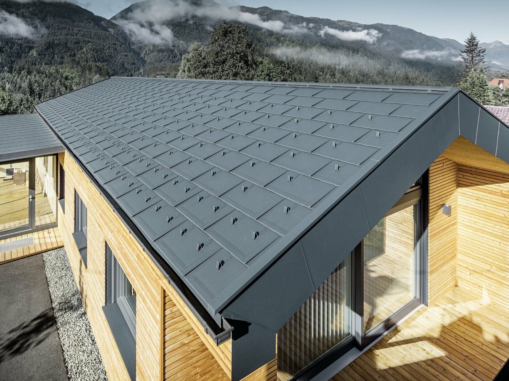 Neues Bürogebäude von Holzbau Faltheiner mit Lärchenholzfassade, großzügigen Fensterflächen und einem PREFA Dach in Anthrazit.
