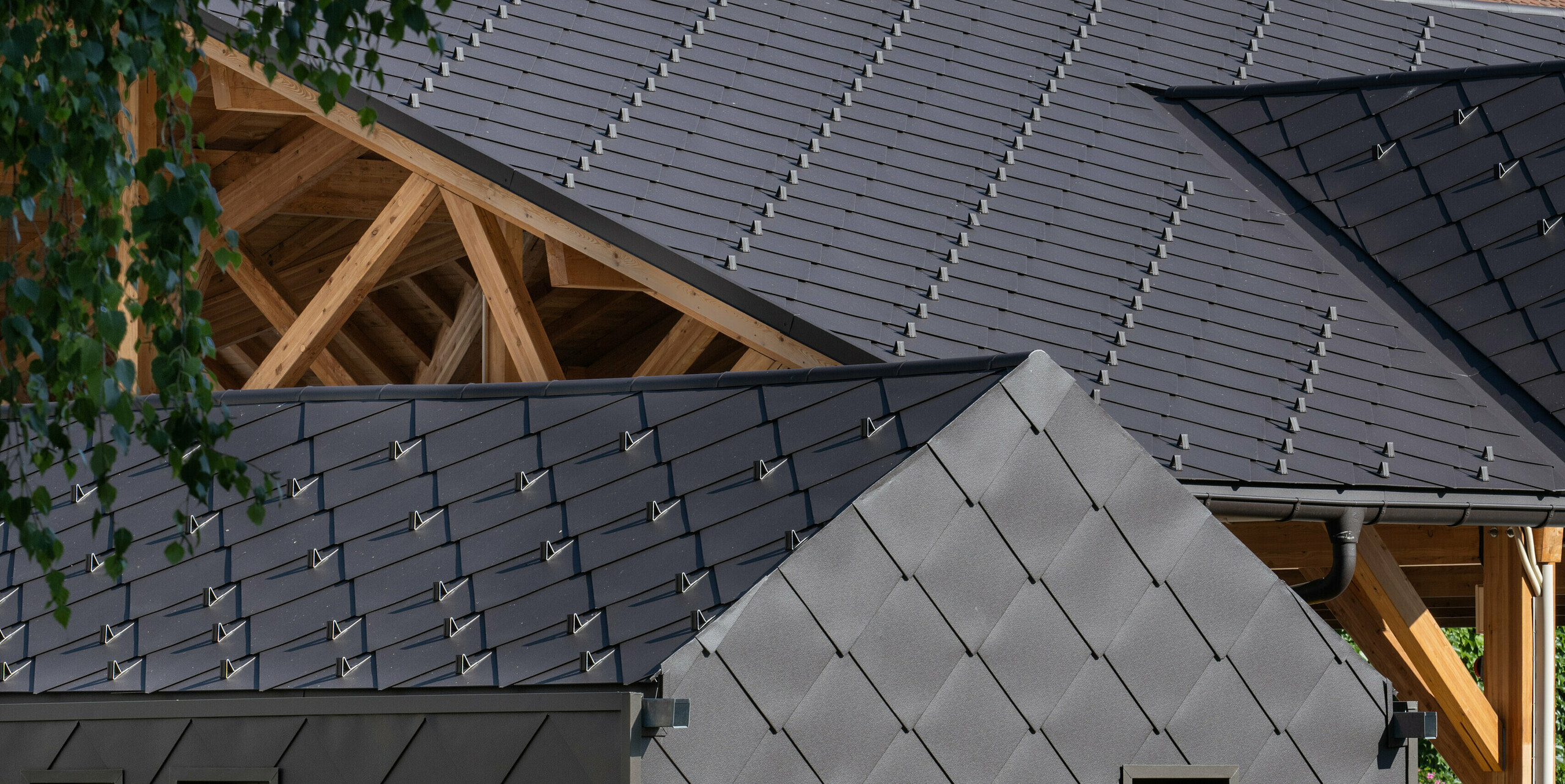 Les halles couvertes d'Allevard ont été recouvertes du losange de toiture PREFA 44x44 en P.10 brun noisette.