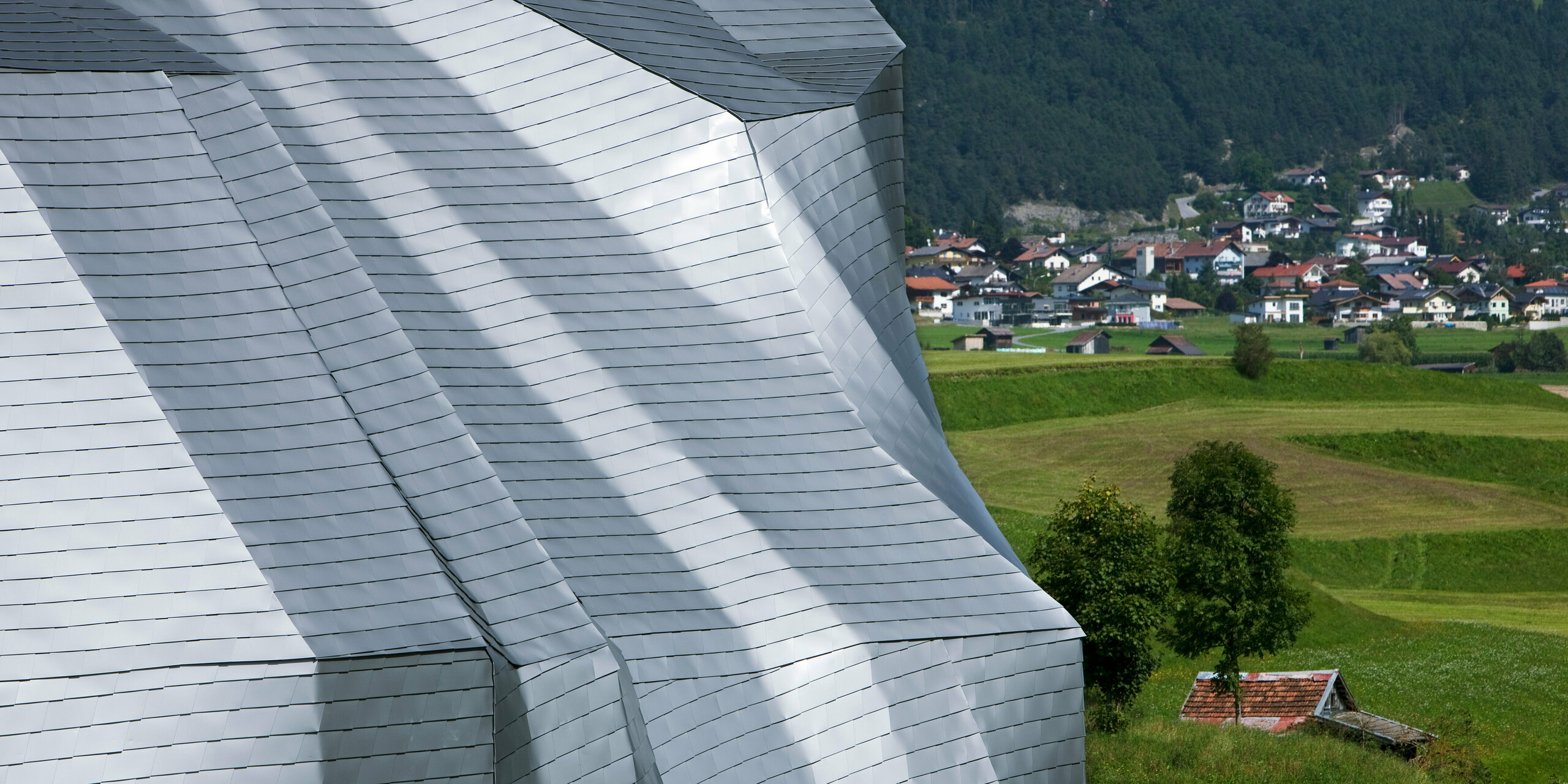 Detailaufnahme PREFA Dachschindeln in Silbermetallic auf der Rückseite des Kletterturms in Imst