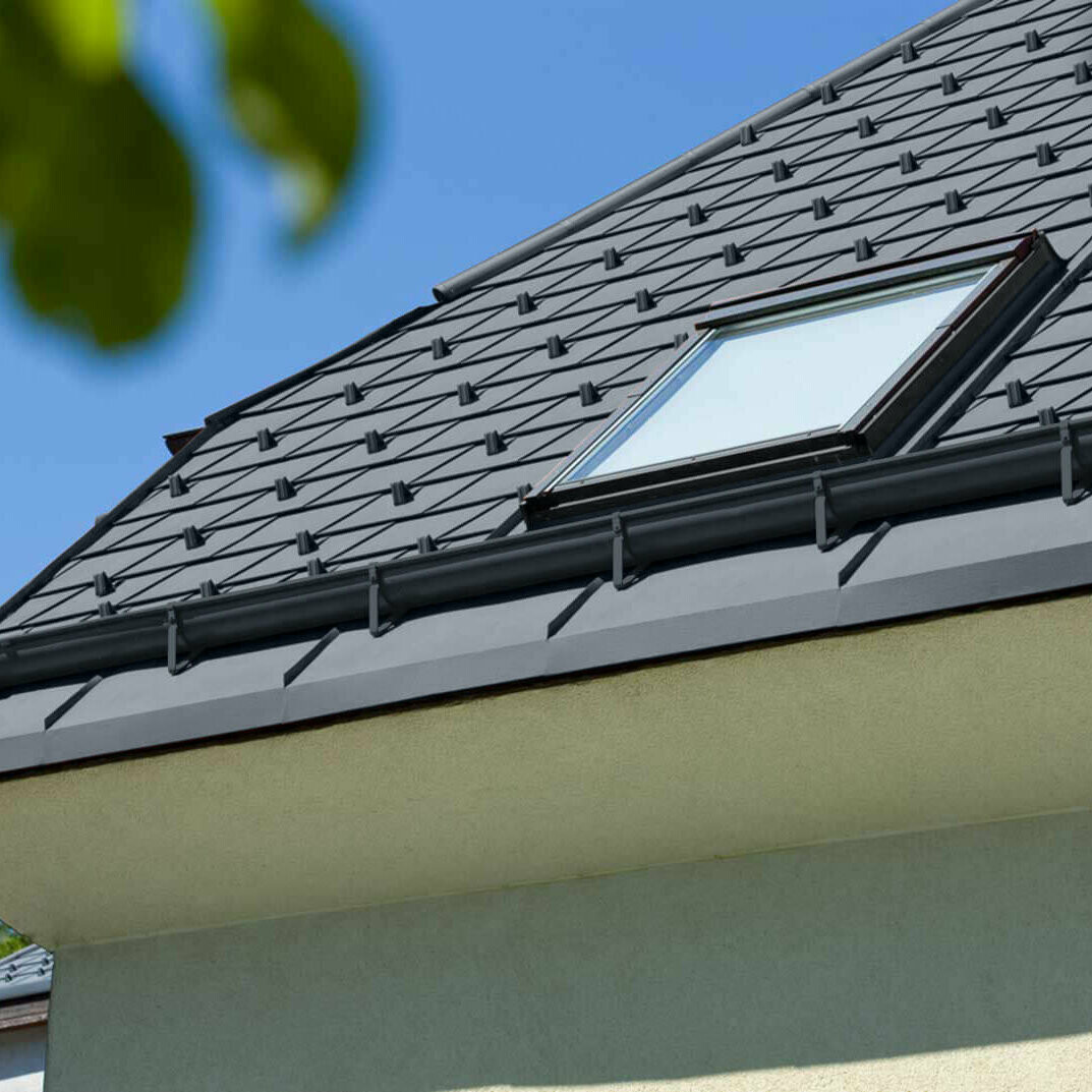 Detailafbeelding van een huis met de PREFA Ardense goot in antraciet