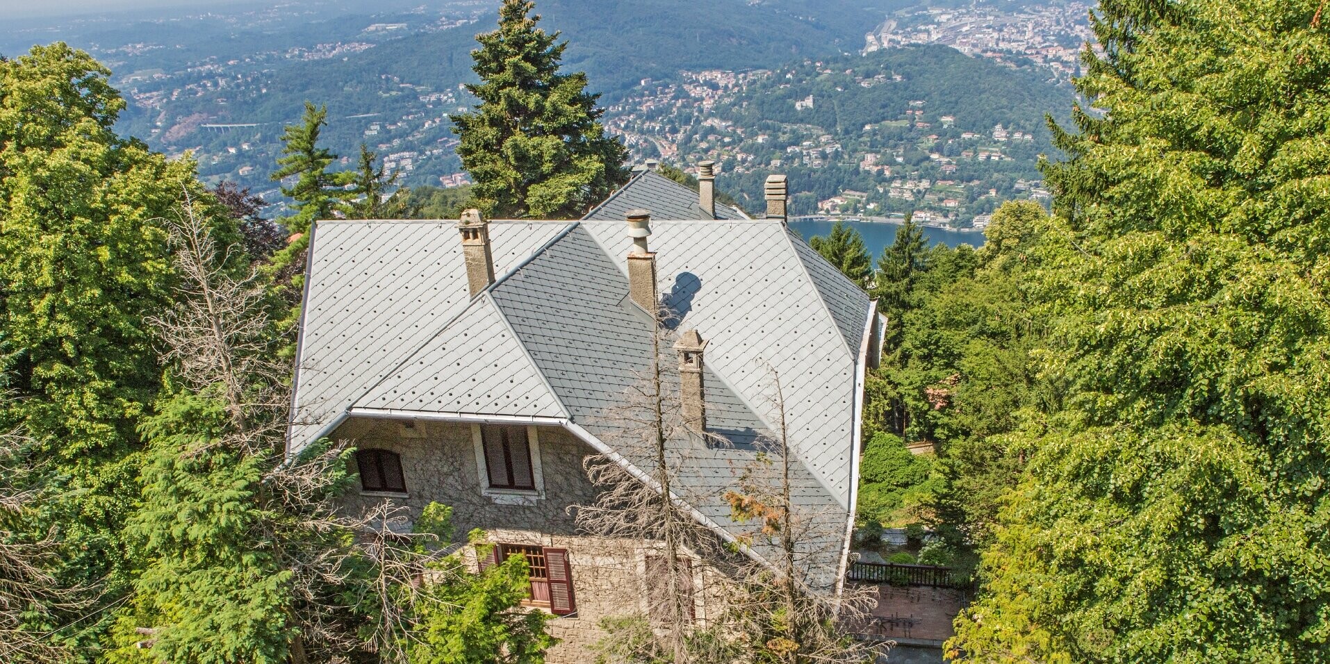 Vogelperspektive der Villa Brunate mit einem robusten Dach, das mit der Dachraute 29 × 29 in P.10 Hellgrau eingedecktist