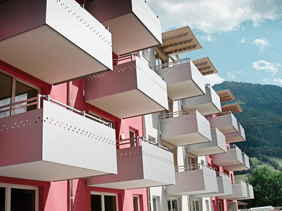 Balkonverkleidungen mit gelochten Aluminium Verbundplatten von PREFA