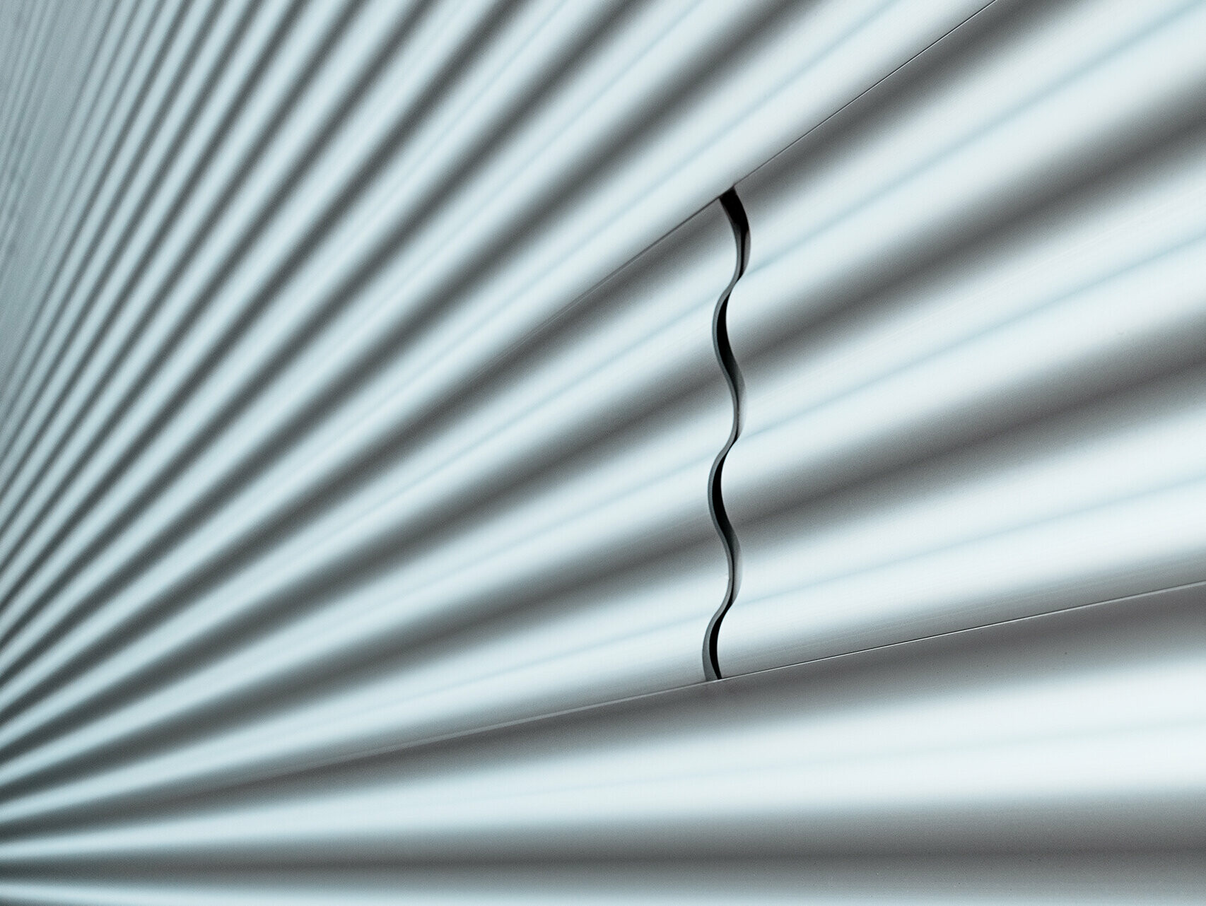 Vue détaillée du profil sinus PREFA comme profil de façade couleur aluminium naturel anodisé et ondulé