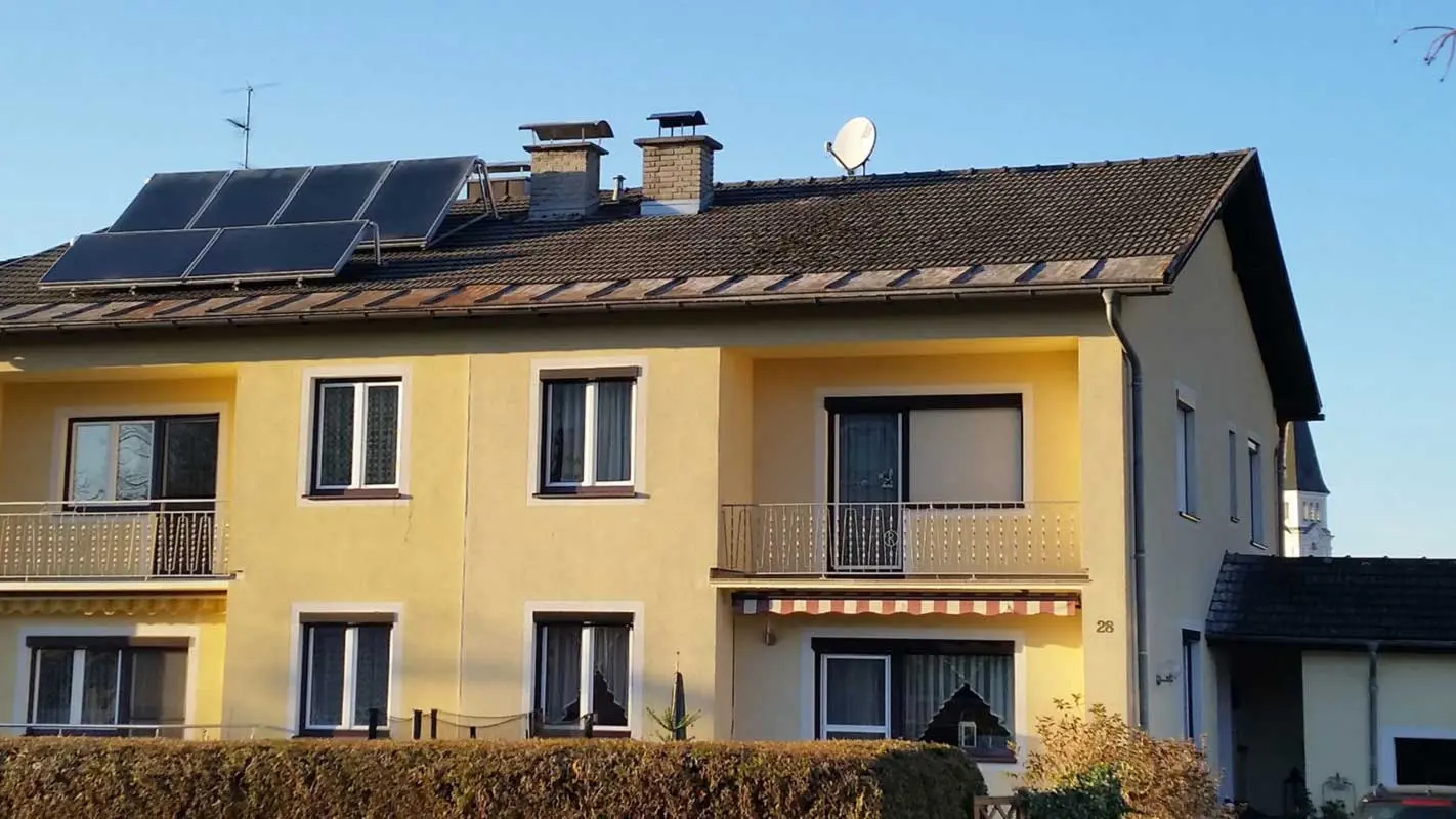Mehrparteienhaus vor der Dachsanierung mit der PREFA Dachplatte in Österreich