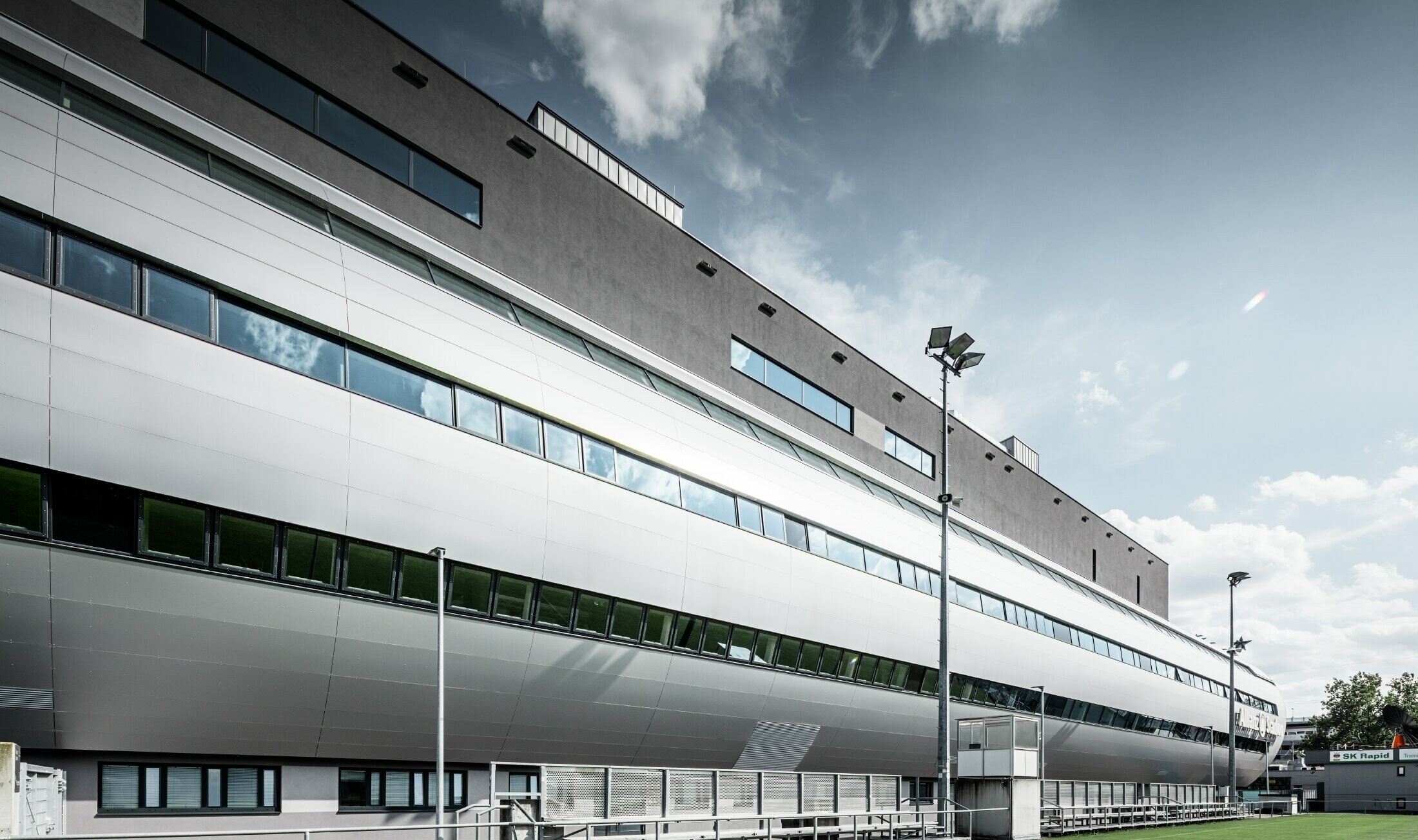 Aanzicht van het Allianz stadion in Wenen vanaf het oefenterrein; de buis die naar het binnenste van het stadion voert, is bekleed met de PREFA aluminium composietplaat in zilvermetallic.