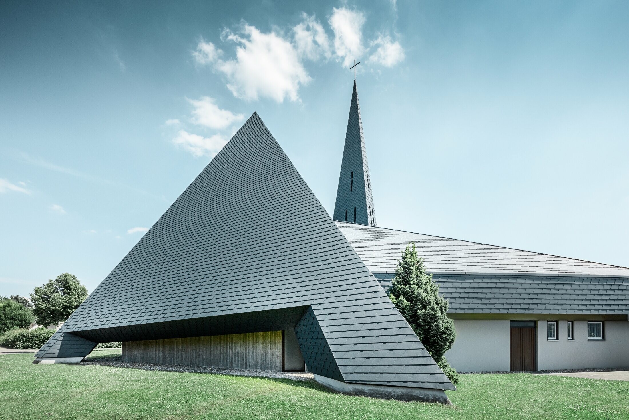 Église catholique de Langenau à la silhouette pyramidale — Couverture de toit réalisée avec des bardeaux en aluminium PREFA de couleur anthracite