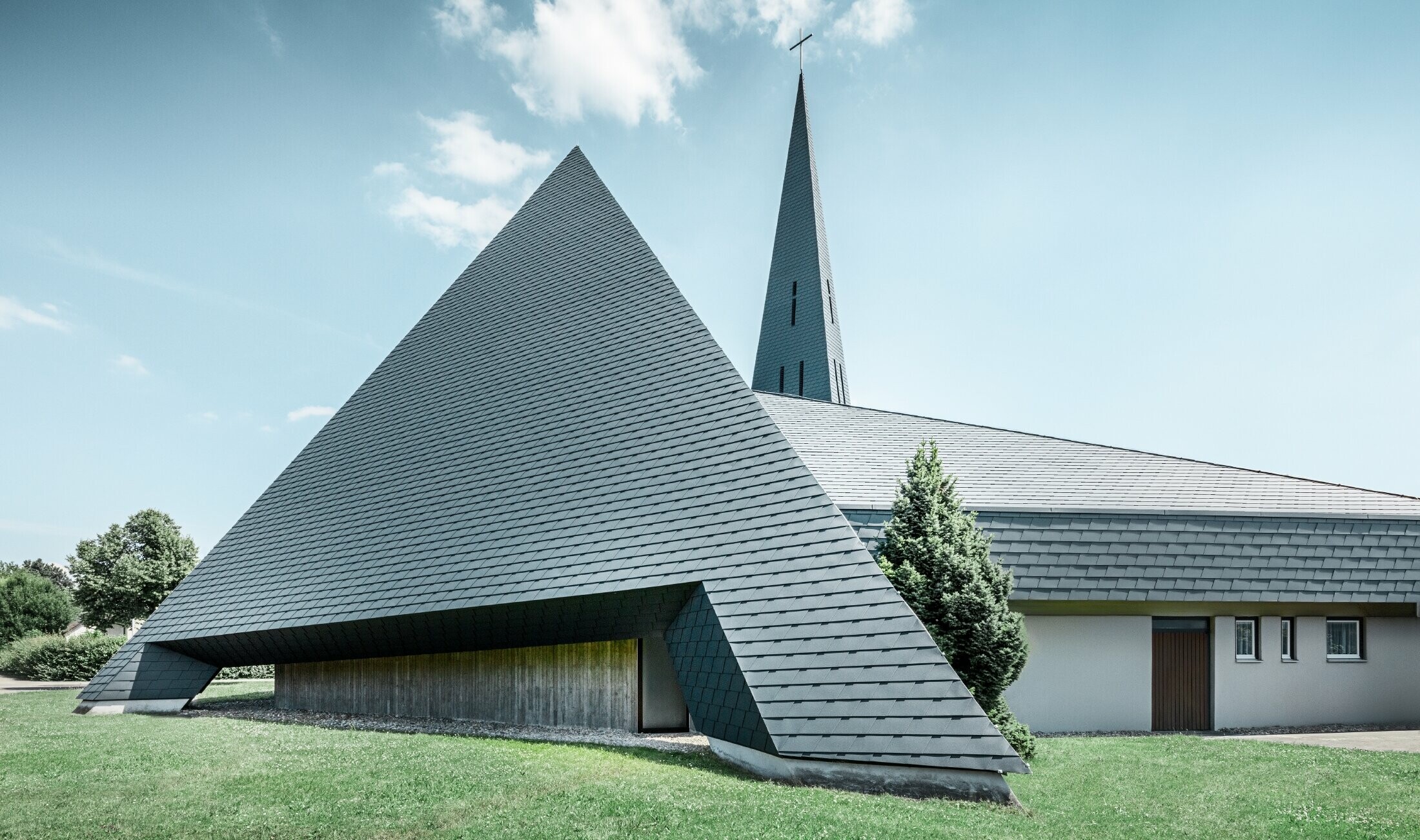 katholische Kirche in Langenau mit einem Design ähnlich einer Pyramide eingedeckt mit PREFA Aluminiumschindeln in anthrazit