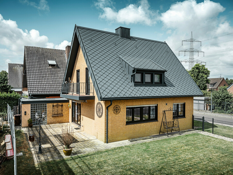 PREFA Dachraute 29 × 29, PREFALZ, jHängerinne sowie Ablaufrohr in der Farbe P.10 Anthrazit zieren ein Einfamilienhaus in Tönisvorst.