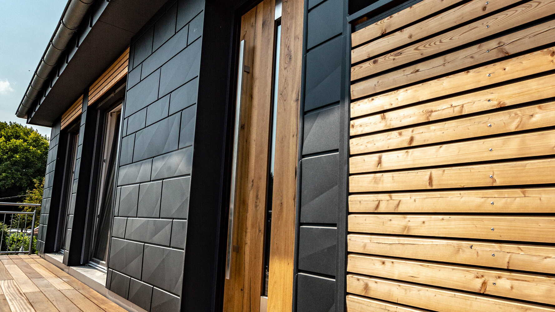Eengezinswoning met een gecombineerde gevel van aluminium en hout