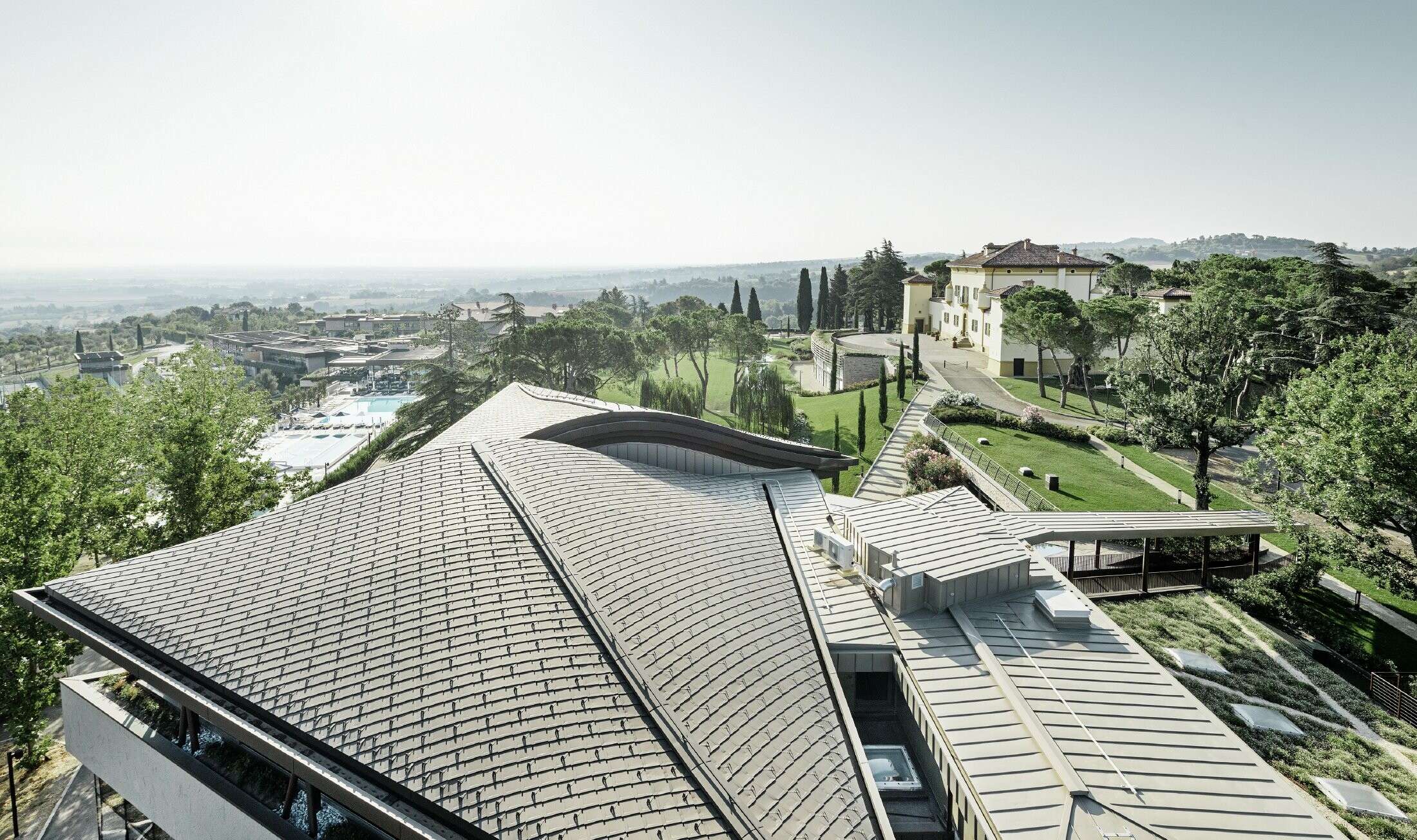 Palazzo des Golfresorts Varignana mit einem weitläufigen PREFA Aluminiumdach in braun