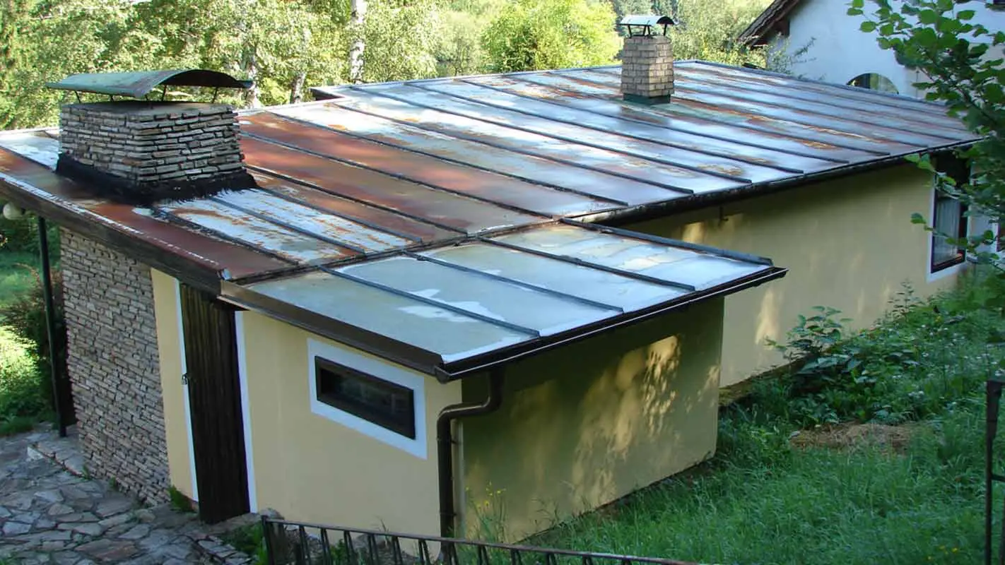 rostiges Gartenhausdach vor der Sanierung mit Prefalz von PREFA