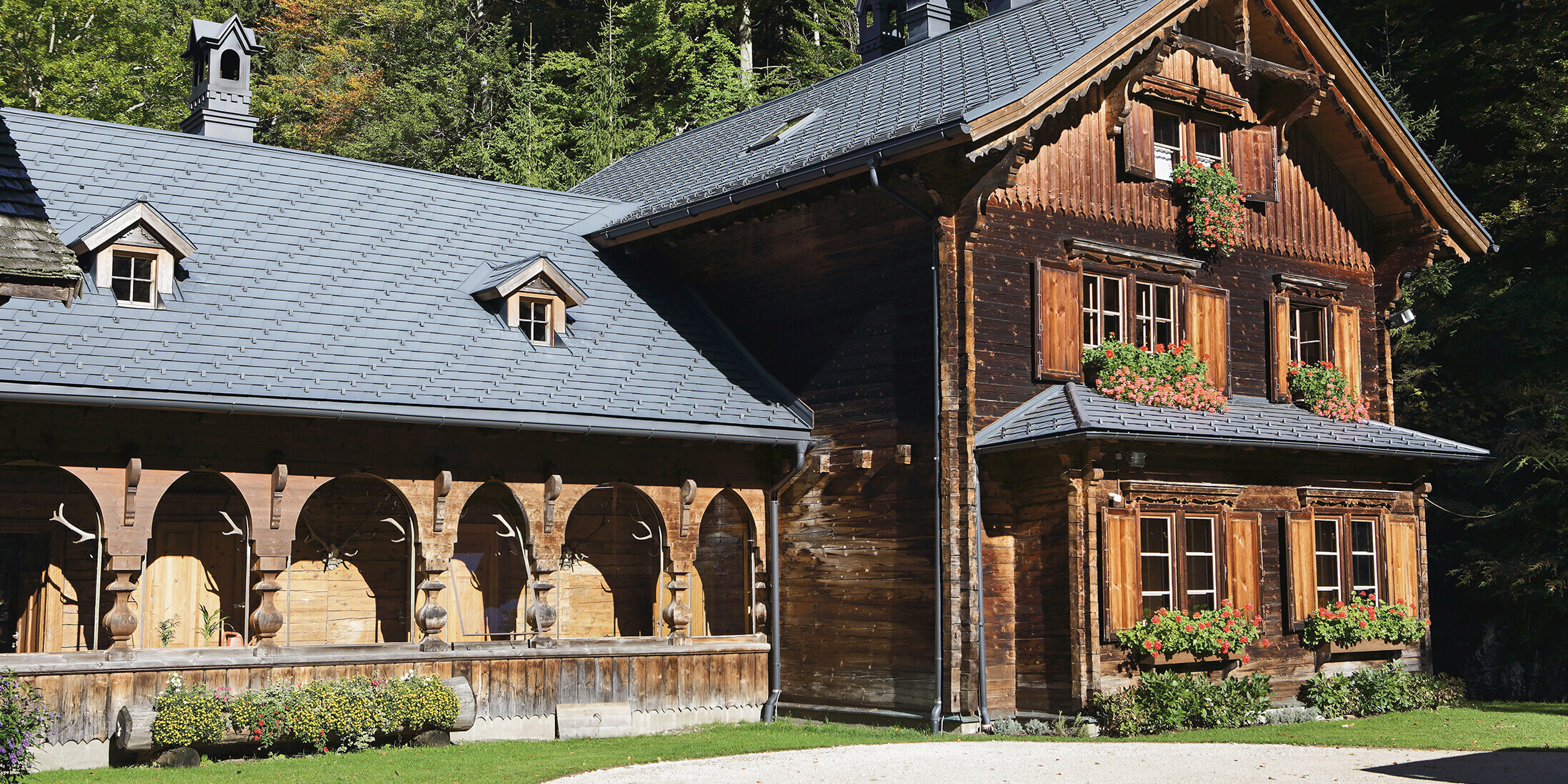 Pavillon de chasse rustique (Rothschildhaus) rénové à l'aide de bardeaux de toiture PREFA en P.10 anthracite