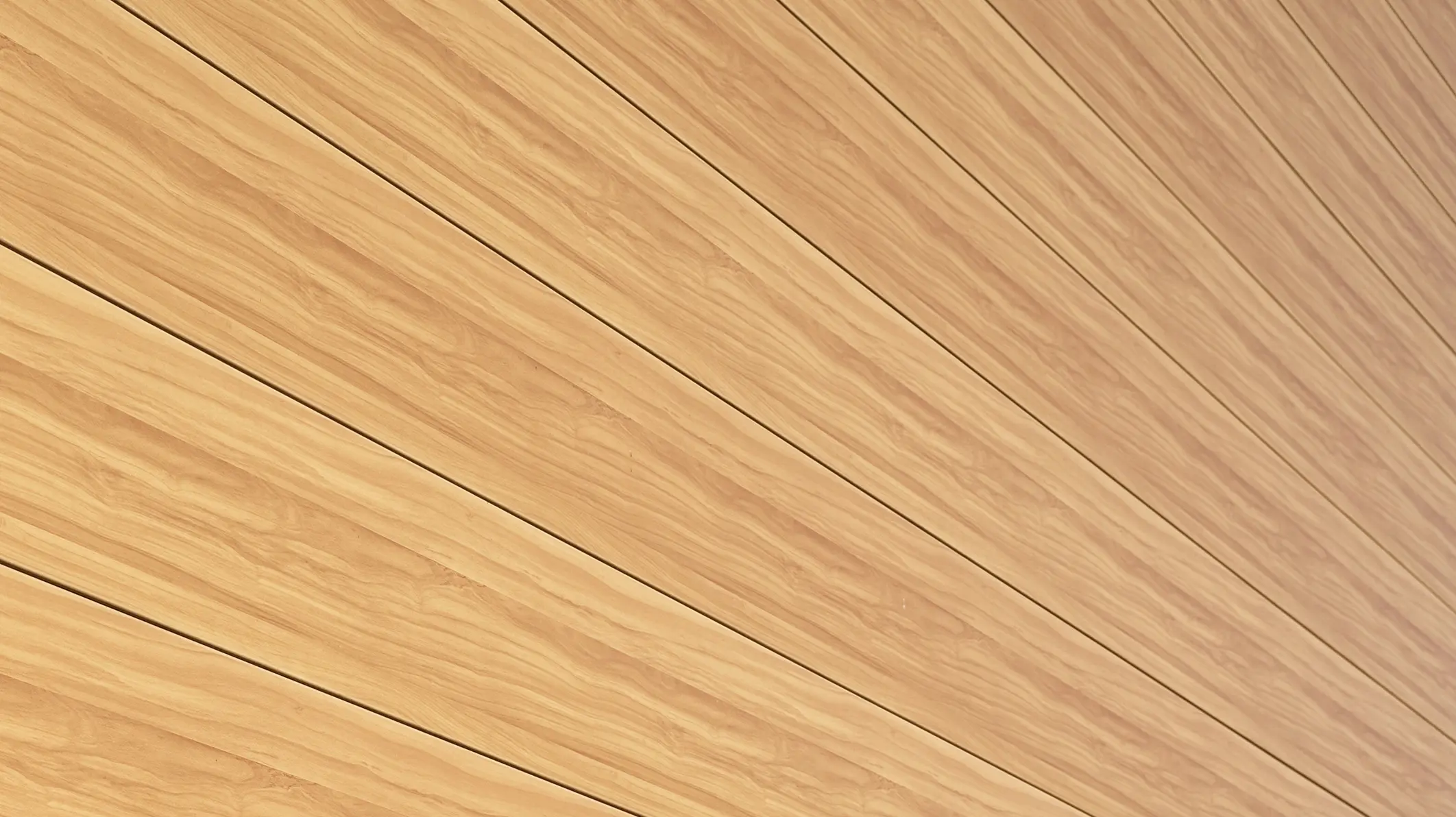 Gros plan sur la façade en aluminium PREFA Sidings couleur chêne naturel d'une maison individuelle à Usingen, en Allemagne.