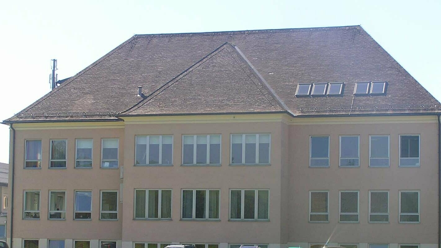 Öffentliches Gebäude - Schule - vor der Sanierung mit der PREFA Dachschindel