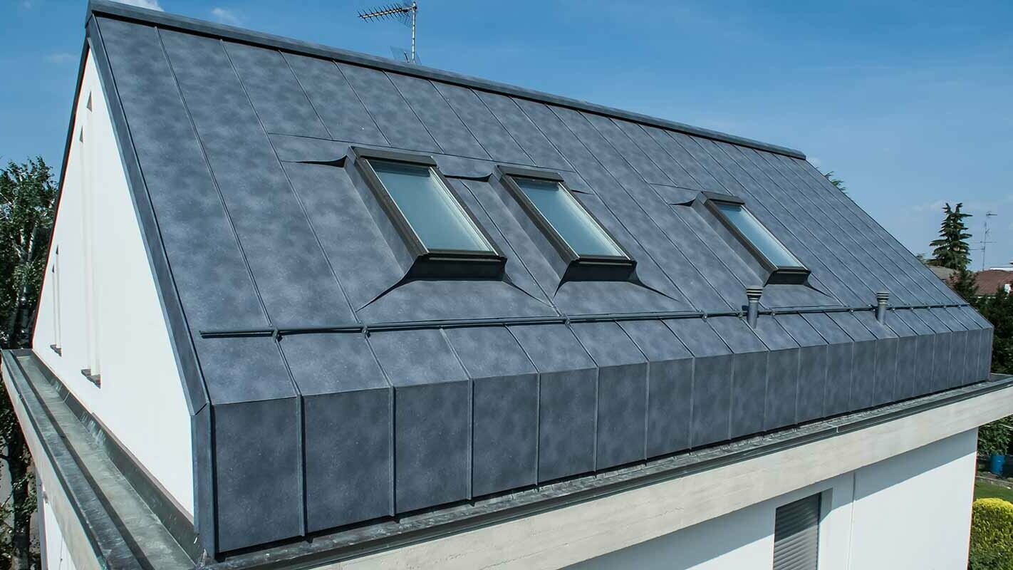 Sanierung eine Mansarddaches mit Prefalz von PREFA inklusive Dachflächenfenstern