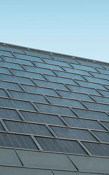 Geplaatst oppervlak van de PREFA solar-dakpan gecombineerd met dakpan R.16 in de kleur P.10 antraciet.