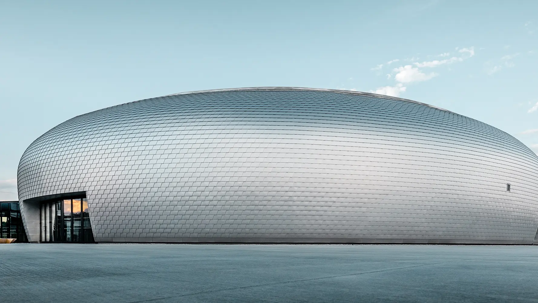 Tschechische Sporthalle mit PREFA Aluminium-Schindeln in Naturblank
