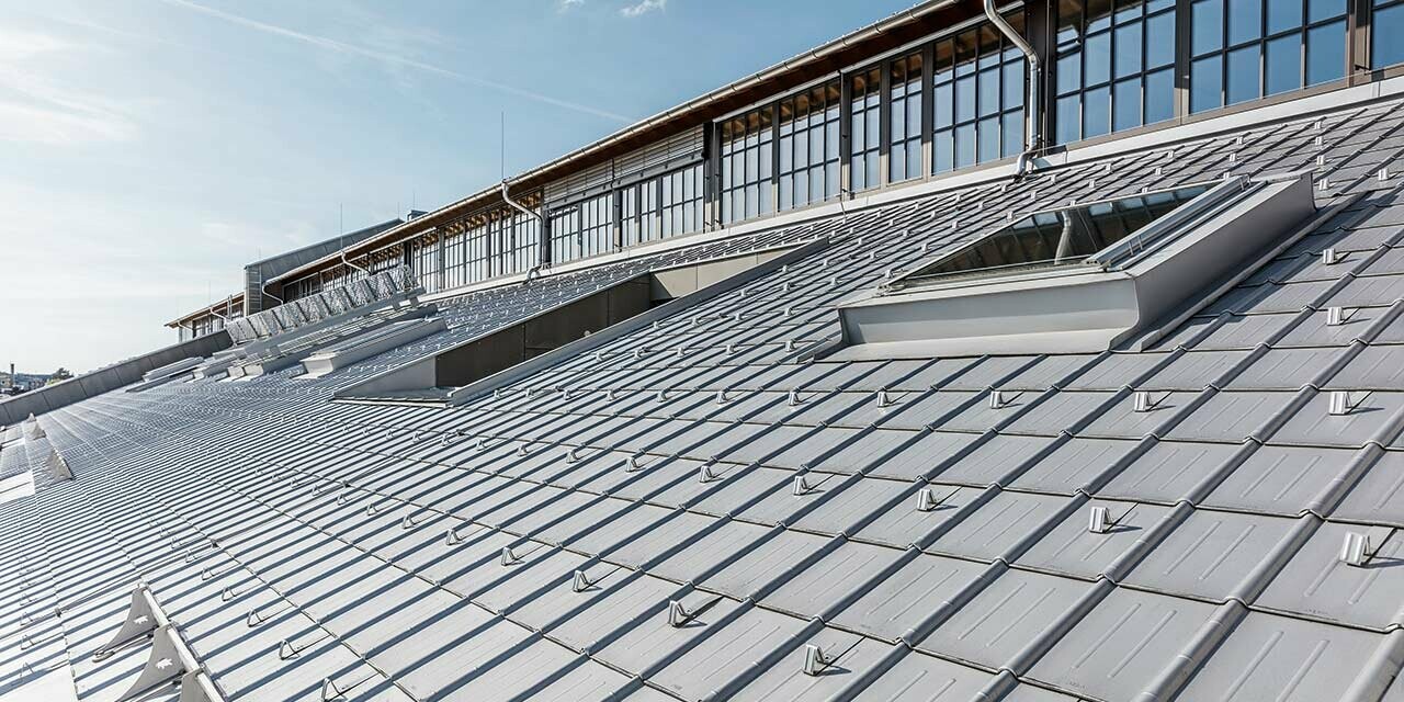 Gedetailleerd aanzicht van de PREFA dakpan inclusief sneeuwstoppers op de Panzerhalle in Salzburg