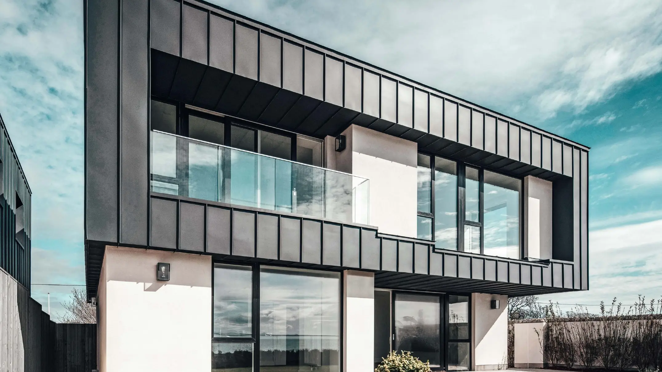 Maison mitoyenne avec façade PREFALZ couleur P.10 anthracite à l'étage supérieur
