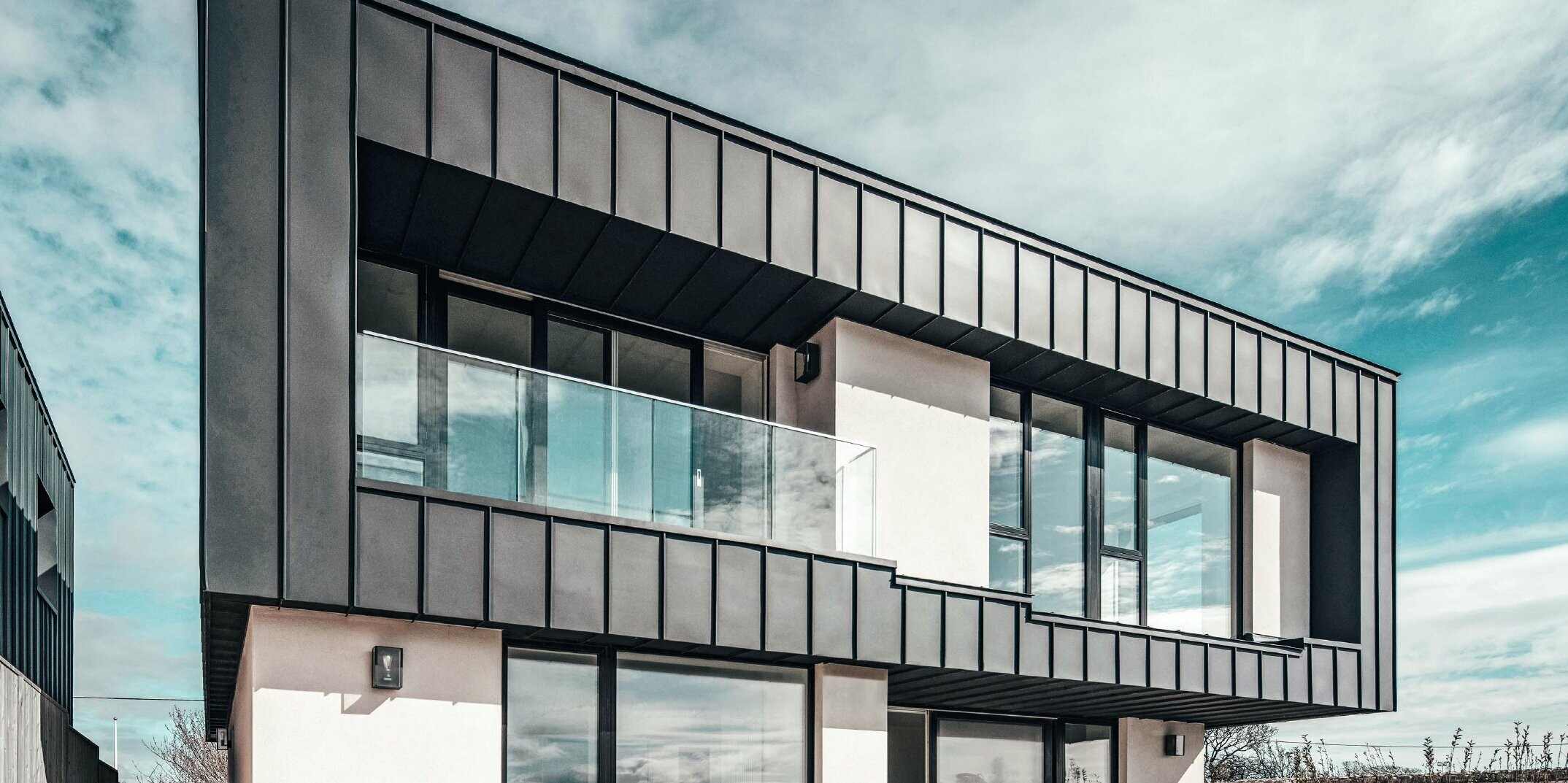 Maison mitoyenne avec façade PREFALZ couleur P.10 anthracite à l'étage supérieur