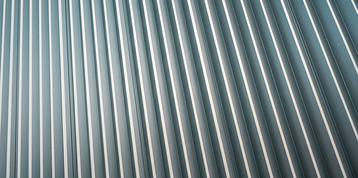Die Detailaufnahme zeigt das PREFA Zackenprofil aus stranggepresstem Aluminium in der Farbe Silbermetallic. Die hochwertige Fassade aus diesem Material verleiht der Glanzstoffsiedlung in St. Pölten eine moderne, edle Ausstrahlung.