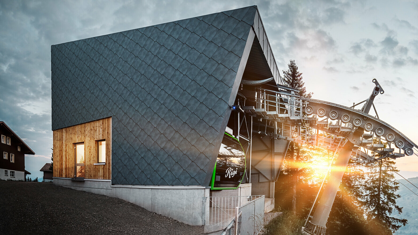 Kabelbaan met PREFA-dak en -gevel in Zwitserland bij zonsondergang