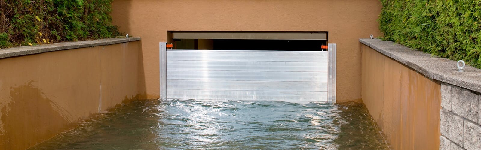 PREFA Hochwasserschutzsystem vor einem Garagentor