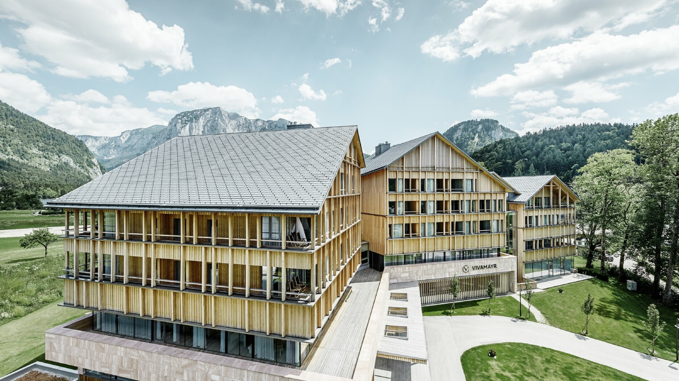 Hotel Vivamayr in Altaussee (Oostenrijk) met houten gevelbekleding en PREFA-dakschindels op het dak