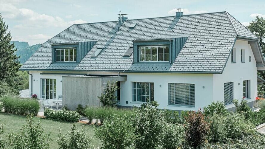 Gerenoveerd dak met aluminium dakschindels van PREFA en PREFALZ in P.10 steengrijs