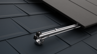 Close-up van een PREFA-dak met PV-modules, die met het PREVARIO-montagesysteem voor zonnepanelen zijn bevestigd.