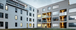 Het gebouw van de IJslandse architect Tryggvi Tryggvason staat in nauw contact met de natuur: de gevel is bekleed met dakspanen, ruiten en Siding.X in de kleuren wit, zandbruin en antraciet