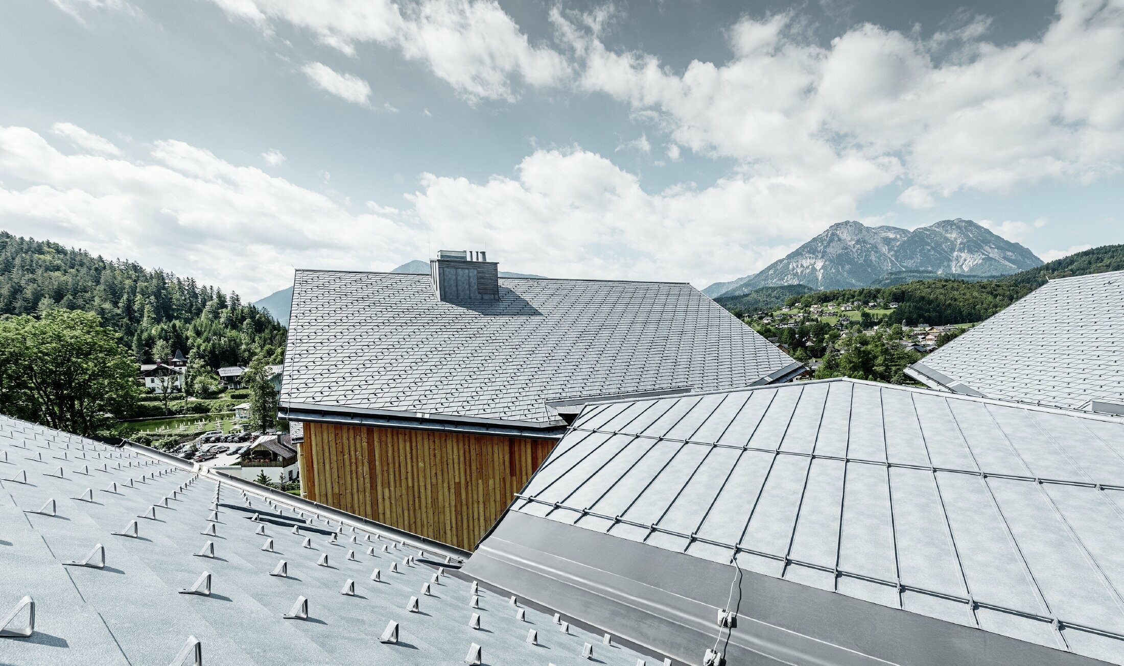 Hotel Vivamayr in Altaussee (Oostenrijk) met houten gevelbekleding en PREFA-dakschindels op het dak