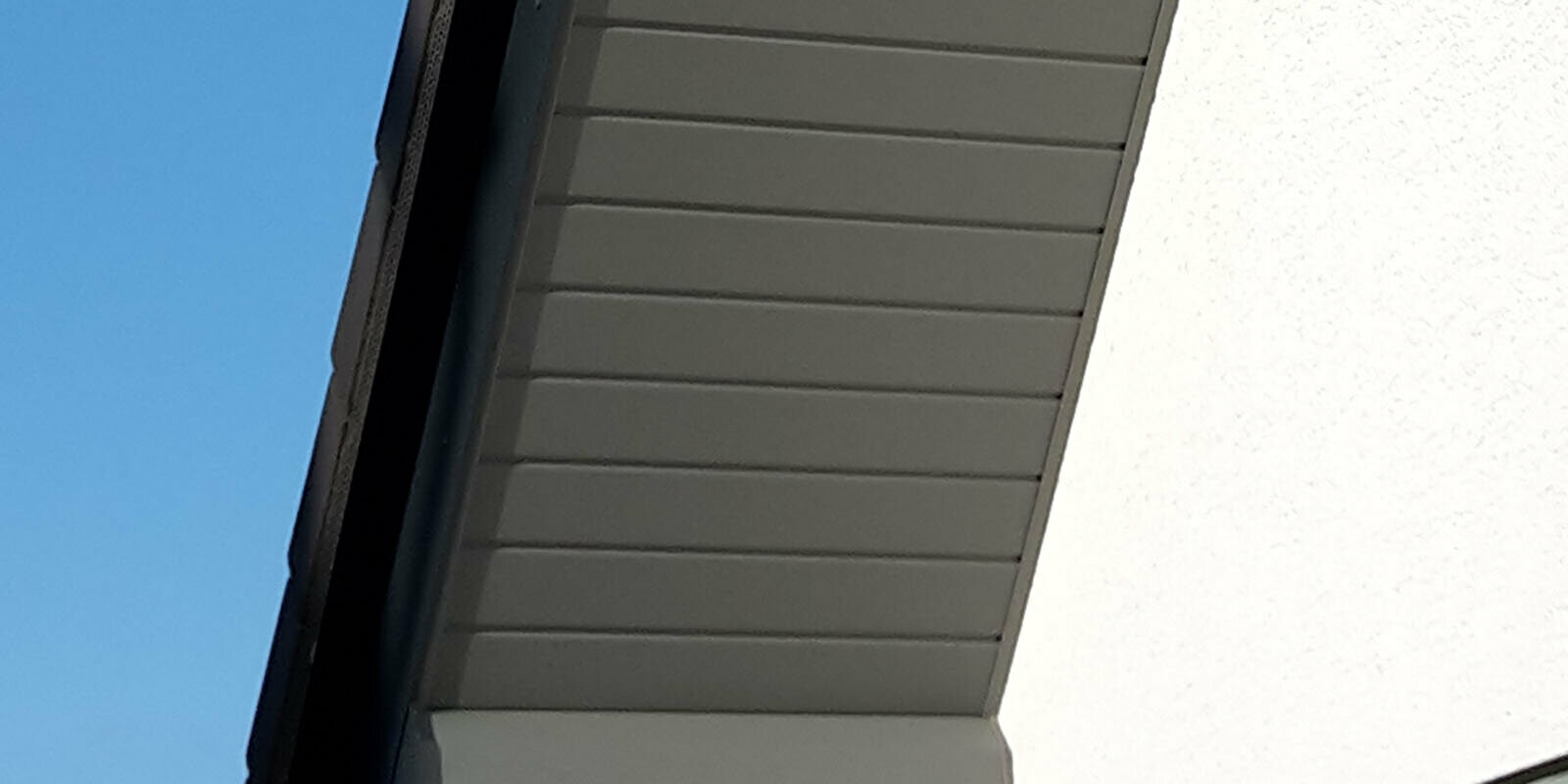 Sidings PREFA sur avancée de toit, Sidings blancs pour la sous-face de toiture