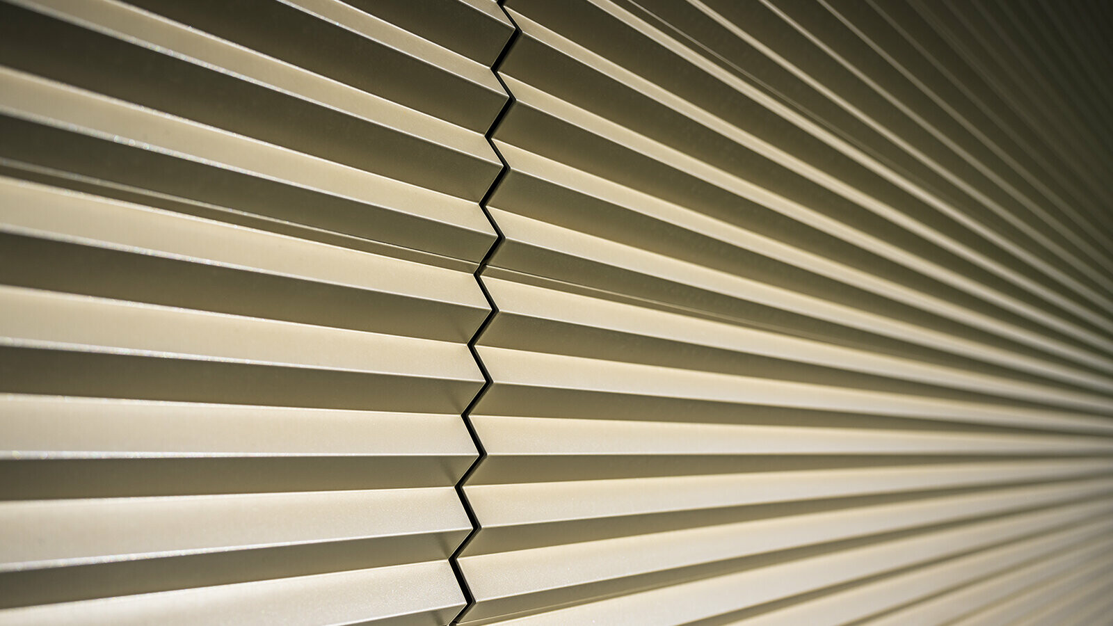 Vue détaillée du profil triangle PREFA couleur bronze