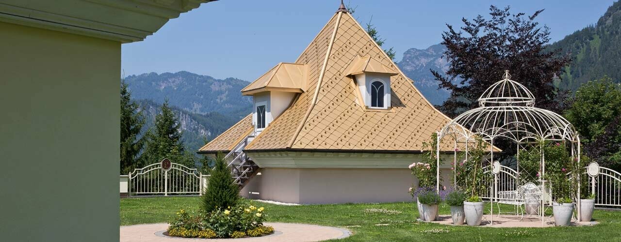 Kleines Dach mit Dachrauten 29 × 29 von PREFA in der Sonderfarbe Mayagold
