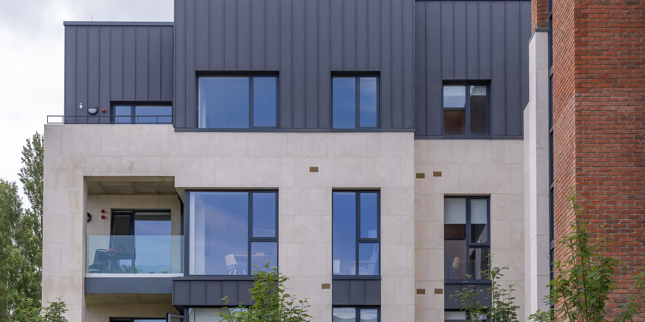 Der Wohnkomplex der Oatlands Manor im Süden Dublins ist an der Fassade von PREFALZ in P.10 Dunkelgrau umhüllt