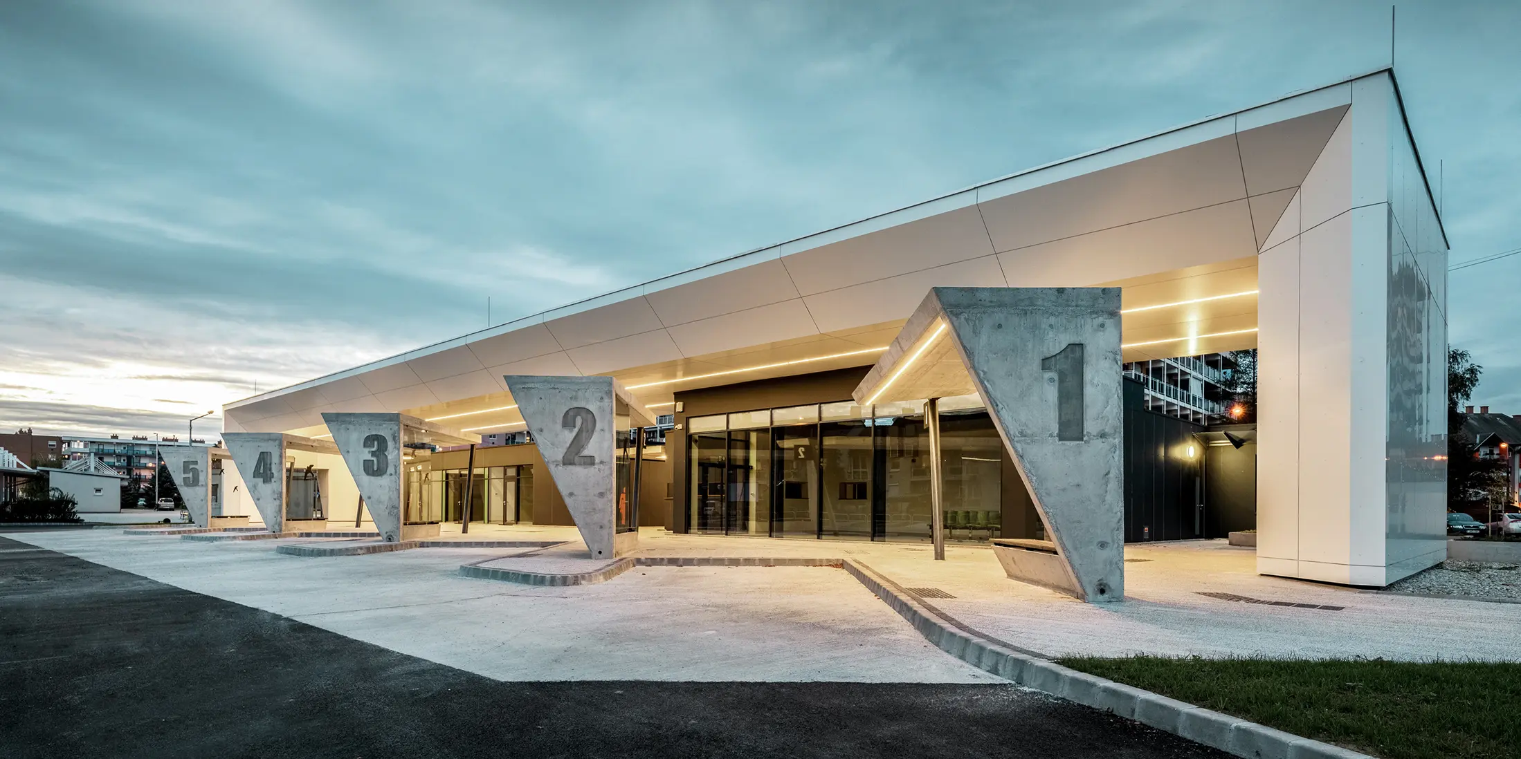 Modern gestalteter Busbahnhof in Lenti, Untersichten sind mit der PREFABOND Aluminium Verbundplatte in Reinweiß verkleidet