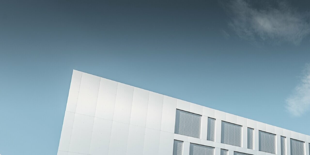 Bâtiment scolaire moderne à toit plat et façade en panneaux composites PREFA en aluminium brossé