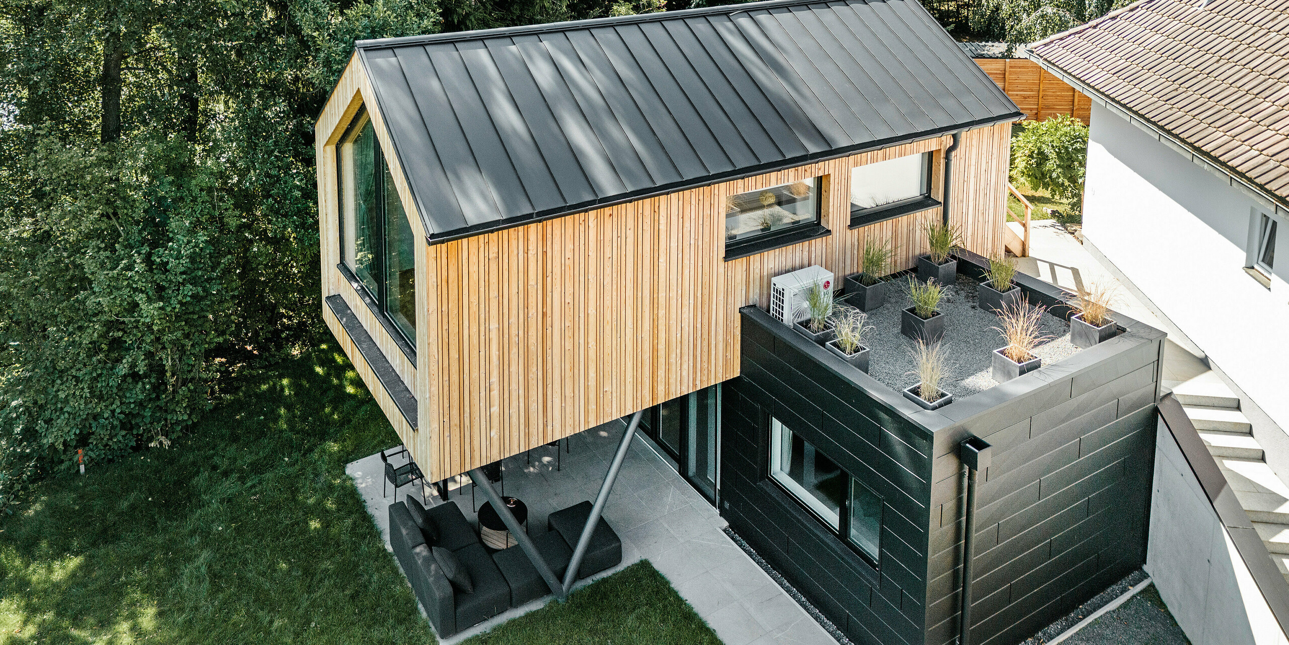 Vogelperspektive auf Chalet 5 mit PREFALZ Satteldach, Holz- und PREFA Aluminiumfassade aus Siding.X