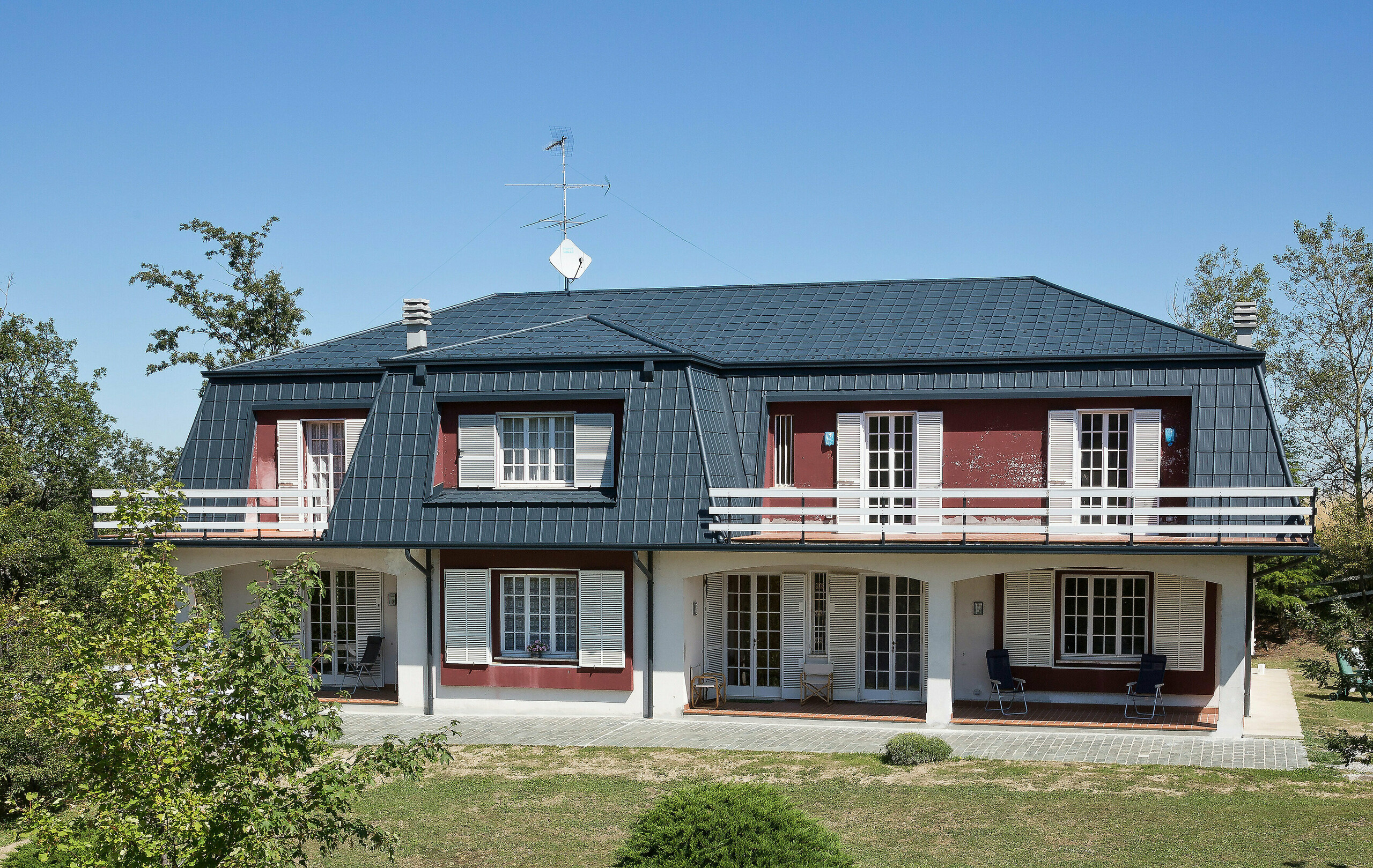 Des tuiles PREFA couleur anthracite en aluminium ornent le toit de cette villa en Italie