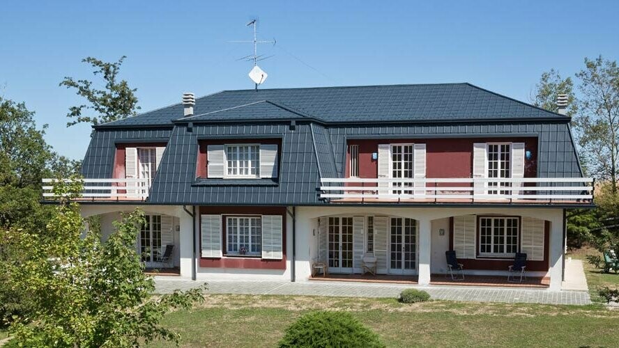 Antracietkleurige aluminium dakpannen van PREFA sieren het dak van deze villa in Italië